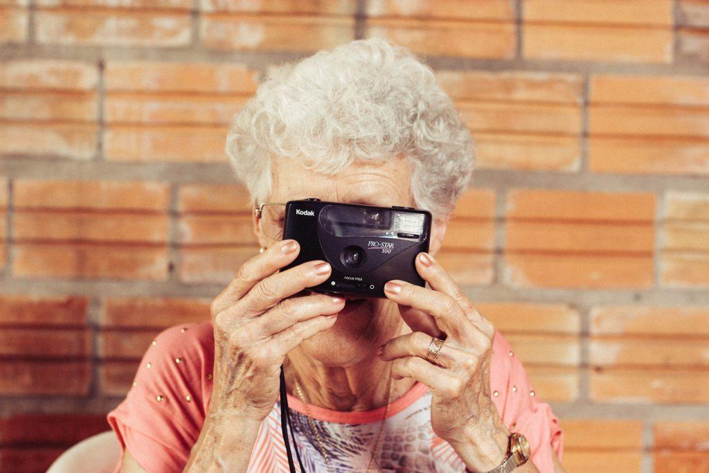Alte Frau mit Fotoapparat